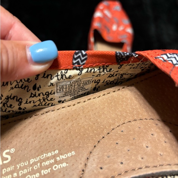 Tom’s shoes with umbrella print. - Picture 2 of 4